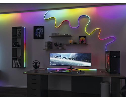 Aménagement d''une salle de jeux avec bureau, ordinateur, étagères et éclairage LED