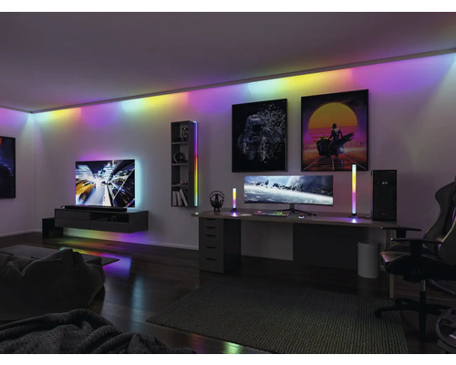 Salon moderne avec espace de jeu, éclairé par des lampes LED au plafond, sur l''armoire et des lampadaires.