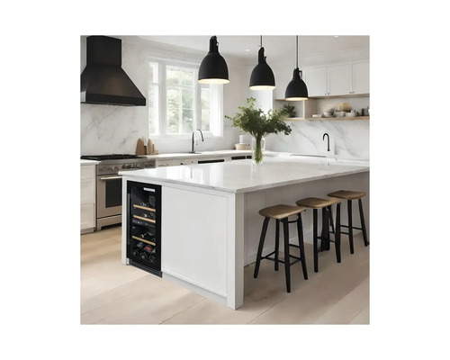 Cuisine claire avec îlot de cuisine, cave à vin et tabourets de bar