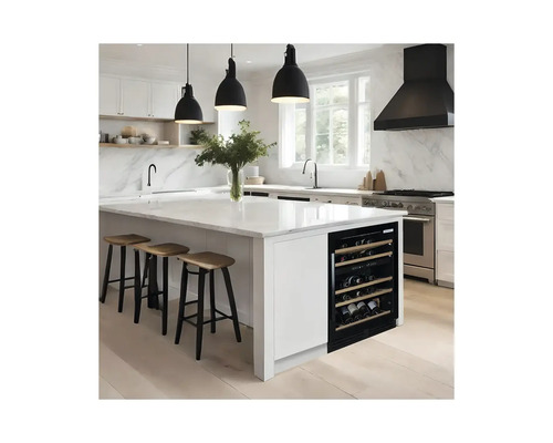 Intérieur de cuisine avec îlot, tabourets de bar et cave à vin