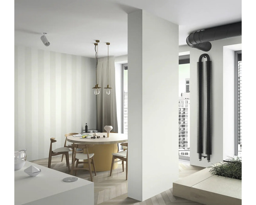 Helle Wohnungseinrichtung mit Esstisch und Rippenheizkörper