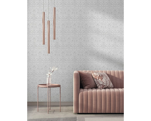 Wohnzimmer mit gemusterter Tapete, Sofa, Tisch und Hängelampen