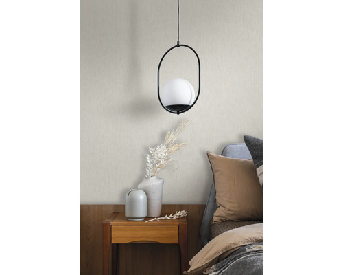 Szene mit Nachttisch, Dekoration und Hängeleuchte mit Metallrahmen und kugelförmigem Lampenschirm