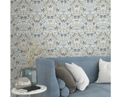 Papier peint décoratif avec motif d''oiseaux et de plantes dans le salon au-dessus d''un canapé