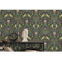 Papier peint avec motif d''oiseaux et de plantes sur un mur