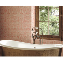 Badezimmer mit freistehender Badewanne, Armatur und floraler Tapete