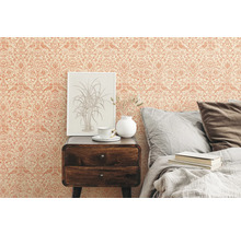 Schlafzimmer mit gemusterter Tapete, Nachttisch und Bett