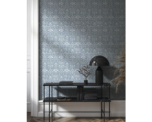 Vue d''une pièce avec papier peint à motifs, console, livres et décoration