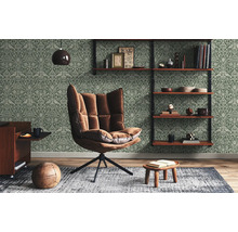 Salon avec fauteuil, étagère et papier peint à motifs