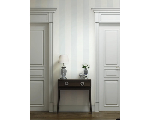 Couloir avec console, lampe et deux portes