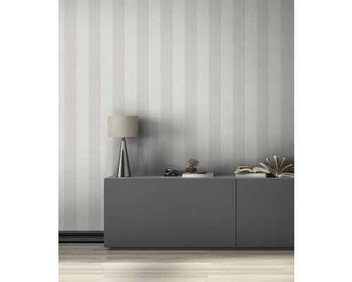 Wohnraum mit gestreifter Tapete, Sideboard und Tischlampe