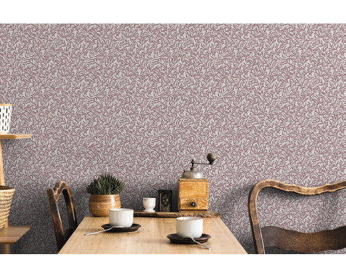 Intérieur avec papier peint à motifs floraux et table à manger en bois