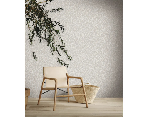 Pièce avec papier peint à motifs, chaise en bois et panier