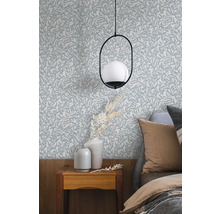 Schlafzimmer mit blättermuster Tapete, Nachttisch und Lampe