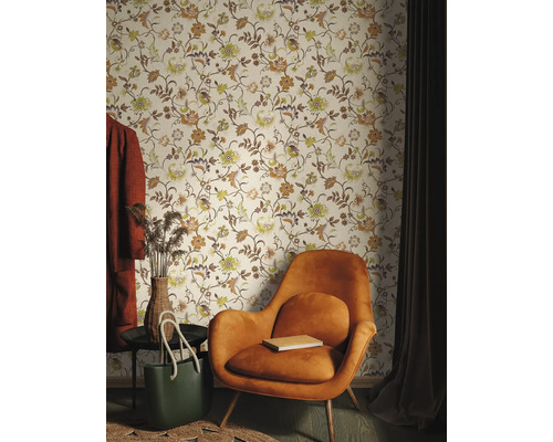 Salon décoratif avec papier peint à motifs floraux, fauteuil et accessoires