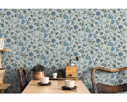 Scène avec un papier peint à motifs floraux dans une salle à manger.