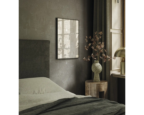 Chambre avec lit, table de chevet et tableau encadré au mur