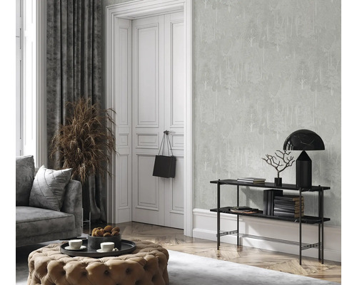 Wohnzimmer mit Tapete mit Waldmuster, Sofa, Vorhang und Dekorationen