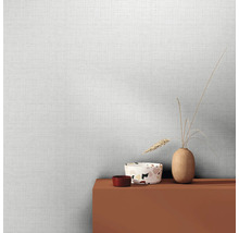 Papier peint clair avec structure de lin et objets de décoration