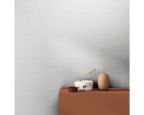 Helle Tapete mit Leinenstruktur und Dekorationsgegenständen