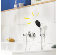 Badewannenarmatur mit Handbrause in einem Badezimmer