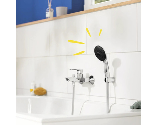 Robinet de baignoire apparent avec douchette à main dans la salle de bain