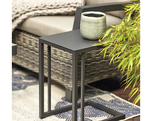 Beistelltisch aus Metall mit Pflanzgefäß im Aussenbereich