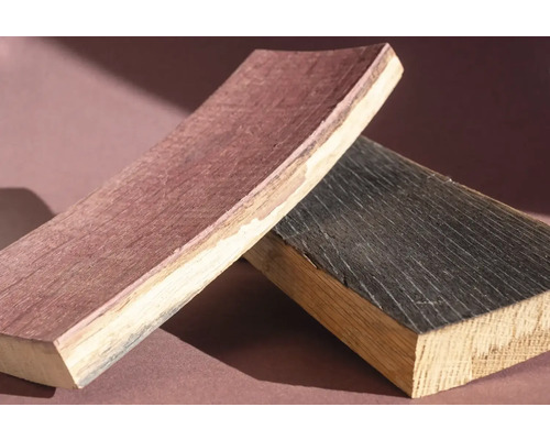 Deux planches de bois de différentes couleurs