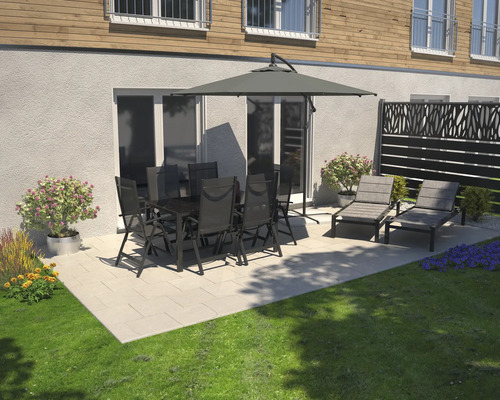 Scène de jardin avec table à manger, chaises, parasol et chaises longues sur une terrasse