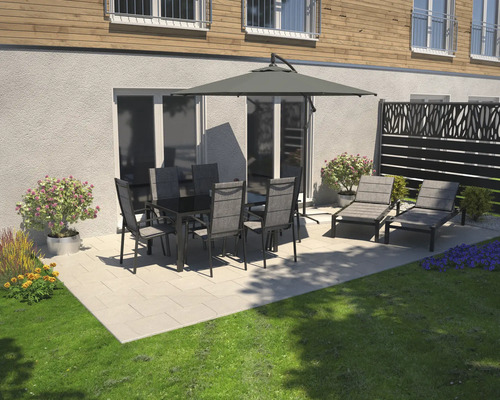 Terrasse avec table à manger, chaises, parasol et chaises longues