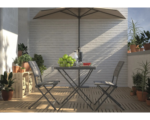 Terrasse avec table de jardin, chaises, parasol et plantes