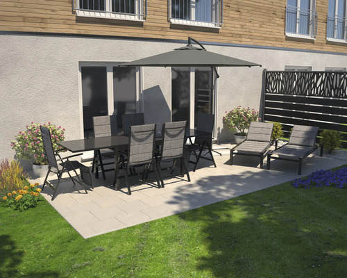 Terrasse avec table à manger, chaises, parasol et chaises longues
