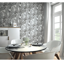 Salle à manger avec table à manger et papier peint à feuilles