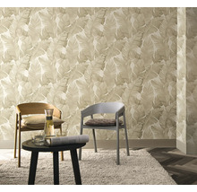Intérieur avec papier peint à motifs de feuilles, chaises et table