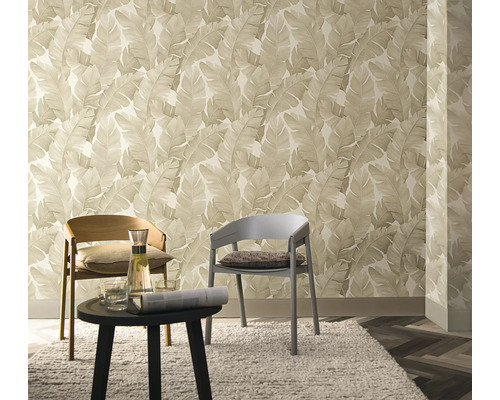 Intérieur avec papier peint à motifs de feuilles, chaises et table