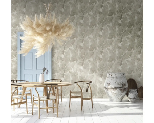 Pièce lumineuse avec table à manger, chaises, décoration et papier peint à motif de feuilles