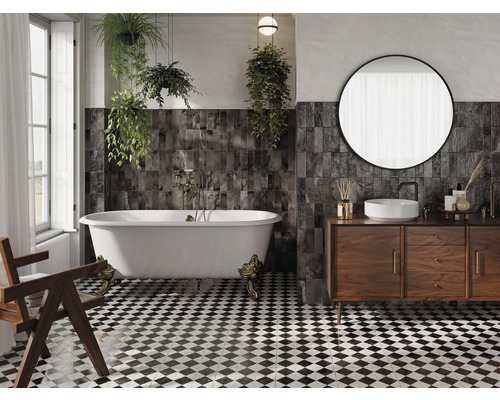 Salle de bains avec baignoire, lavabo, miroir, meuble en bois et sol en damier noir et blanc.