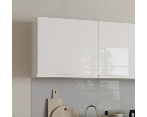 Meubles hauts dans une cuisine avec évier et planches à découper