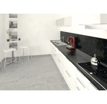 Cuisine claire avec kitchenette, tabourets et décoration