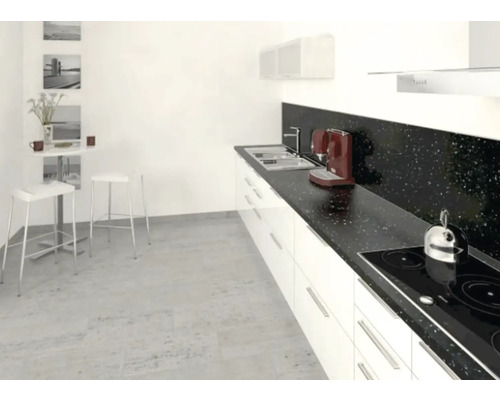 Cuisine claire avec kitchenette, tabourets et décoration