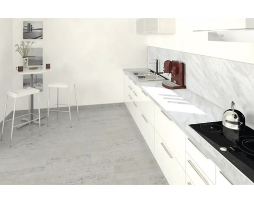 Cuisine lumineuse avec armoires blanches, évier, plaque de cuisson et table à manger