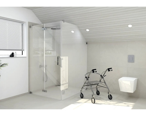 Barrierefreies Badezimmer mit ebenerdiger Dusche, Rollator und Wandtoilette.