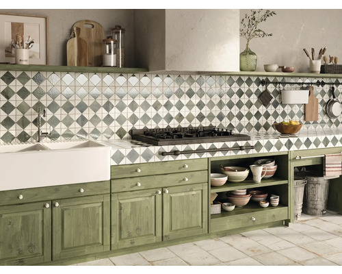 Küche im Landhausstil mit grünen Schränken und Rautenfliesen