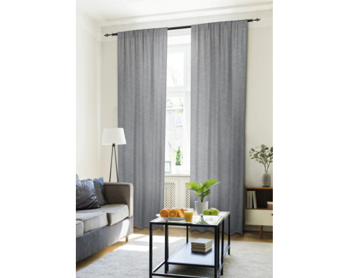 Wohnzimmer mit Vorhängen vor dem Fenster, Sofa und Tisch