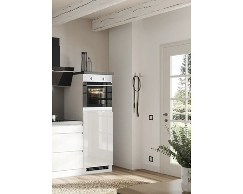 Cuisine claire avec four intégré et poutres en bois décoratives