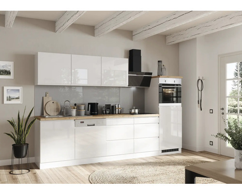 Cuisine lumineuse avec armoires blanches, plan de travail en bois et appareils modernes.