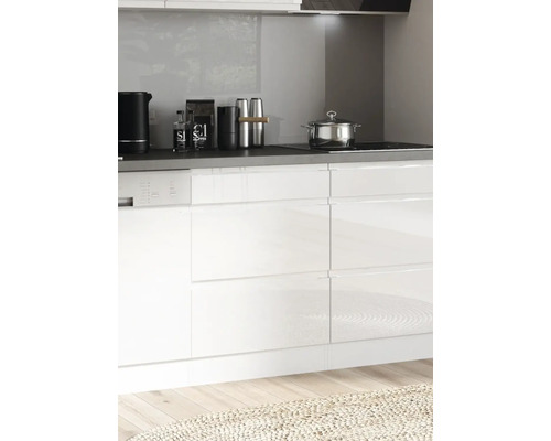 Cuisine avec appareils électriques et ustensiles de cuisine sur le plan de travail.