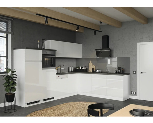 Cuisine lumineuse avec appareils intégrés et plafond à poutres en bois.