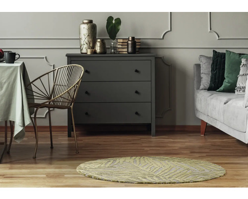 Scène d''intérieur avec commode, table, chaise, canapé et tapis rond