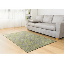 Salon avec canapé et tapis à motifs